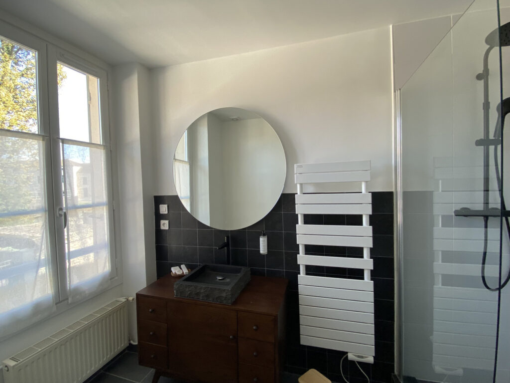 sdb chambre elizabeth yvelines Salle de bain de la chambre d'hôte Elizabeth à Montfort-l’Amaury dans les Yvelines, en île de France